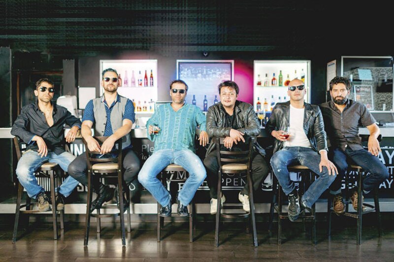 Grupo de amigos en un bar