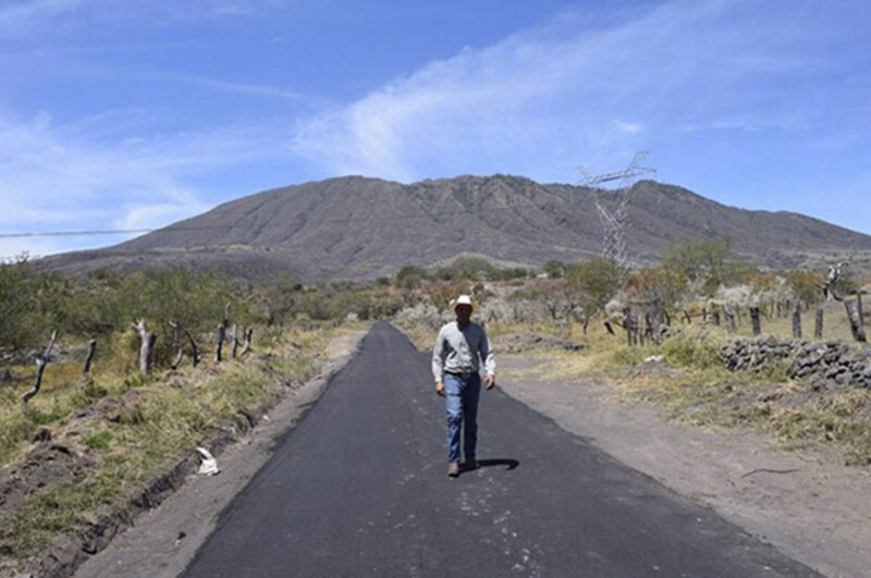 Un hombre camina por una carretera rural en México