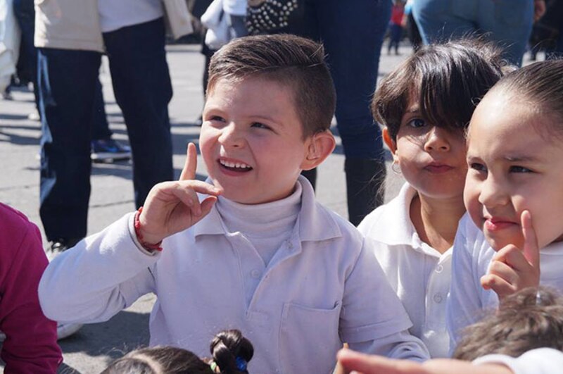Niños escuchando atentos