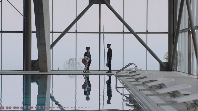 Tres personas junto a una piscina