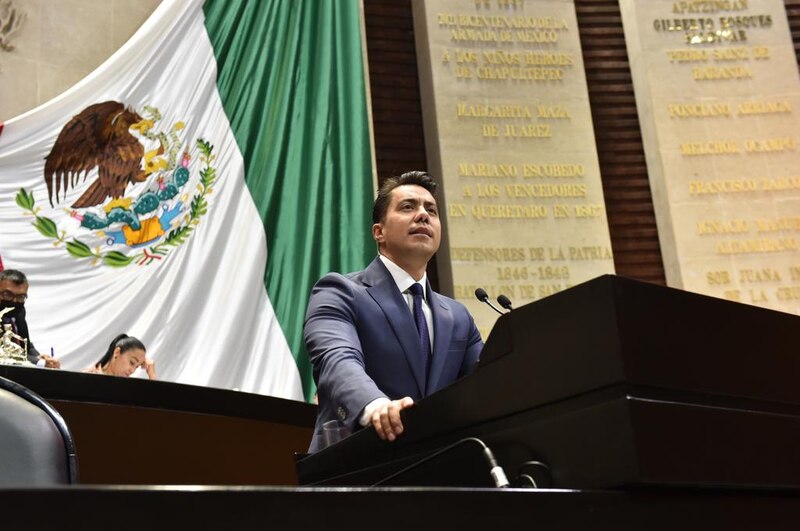 Diputado mexicano da un discurso en el Congreso