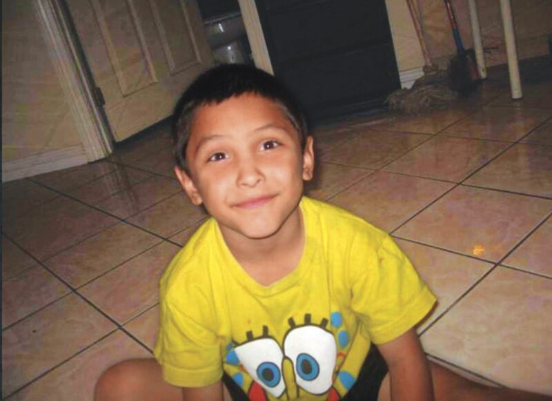 Niño hispano sonríe