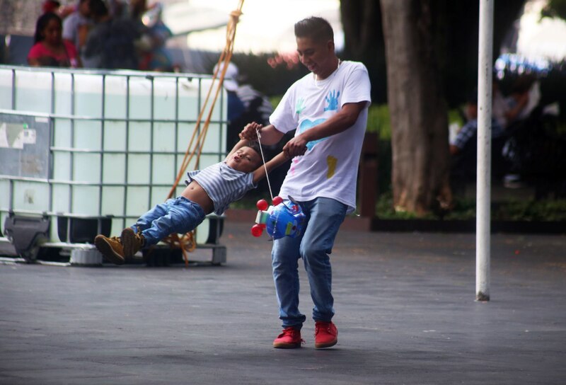 Padre e hijo jugando en el parque