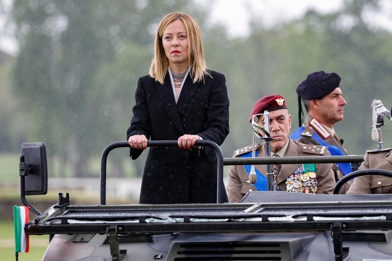 La ministra de Defensa, Margarita Robles, pasa revista a las tropas en la celebración del Día de las Fuerzas Armadas