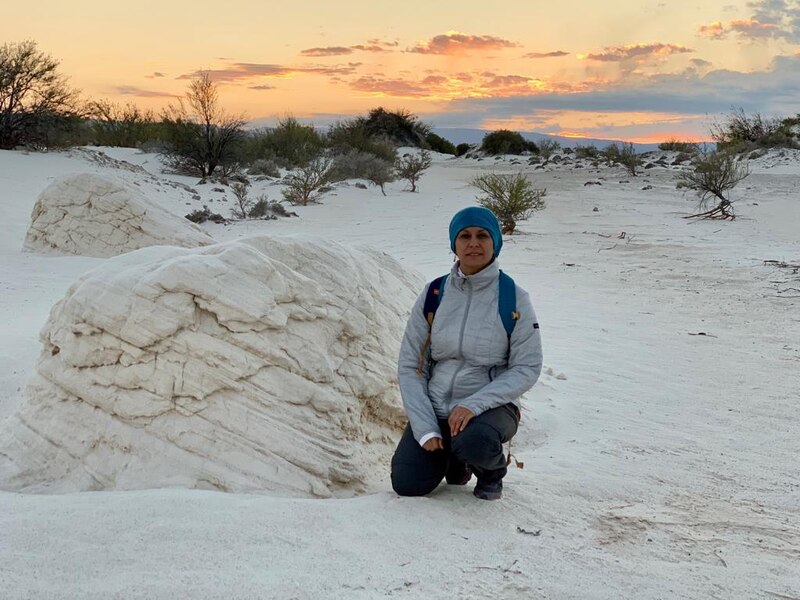 Mujer en el desierto de sal