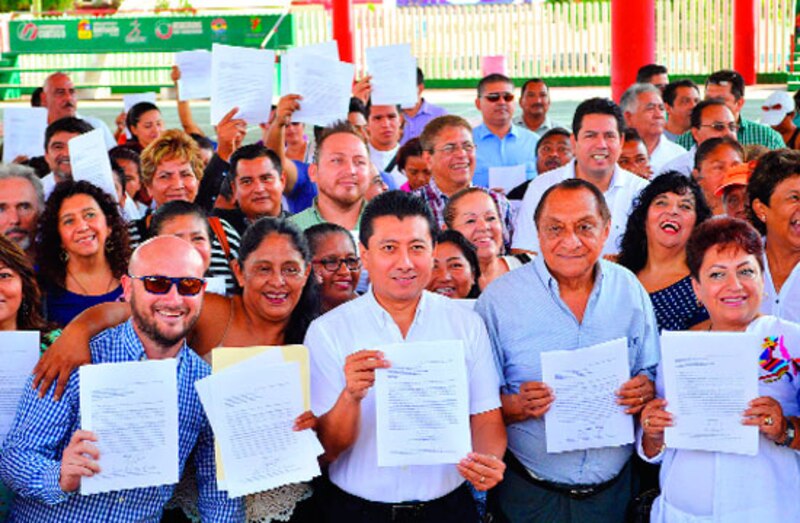 Entrega de escrituras a familias de escasos recursos