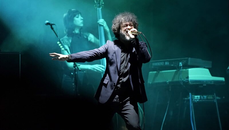 El cantante de rock alternativo Beck actúa en concierto.