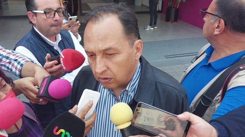 El presidente municipal de Querétaro, Luis Nava, habla con los medios de comunicación.