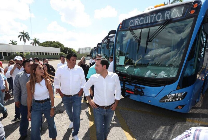 El gobernador Mauricio Vila entrega nuevas unidades de transporte público en Yucatán