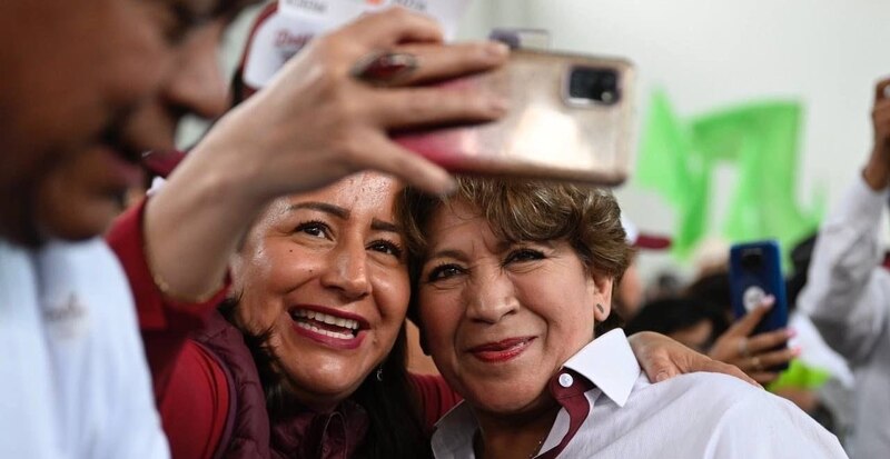 AMLO y Sheinbaum se toman una selfie