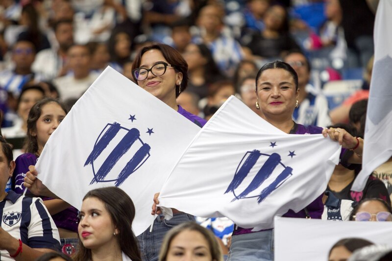 Aficionados de las Rayadas del Monterrey apoyan a su equipo en la tribuna, durante la final de vuelta contra América Femenil, en el estadio BBVA, en la Clausura 2024 de la Liga Mx Femenil. Marcador al medio tiempo: Rayadas: 1 - América: 1.