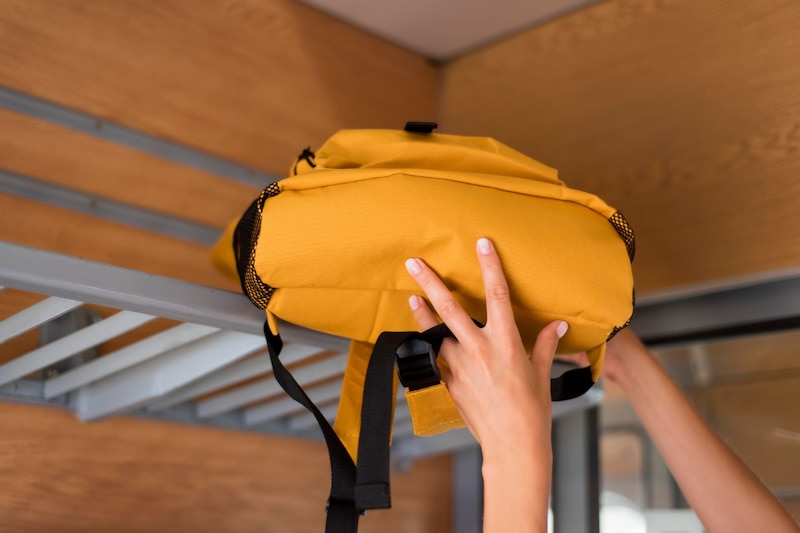 Estrategia de seguridad para el transporte público usando una mochila cerrada y ajustada