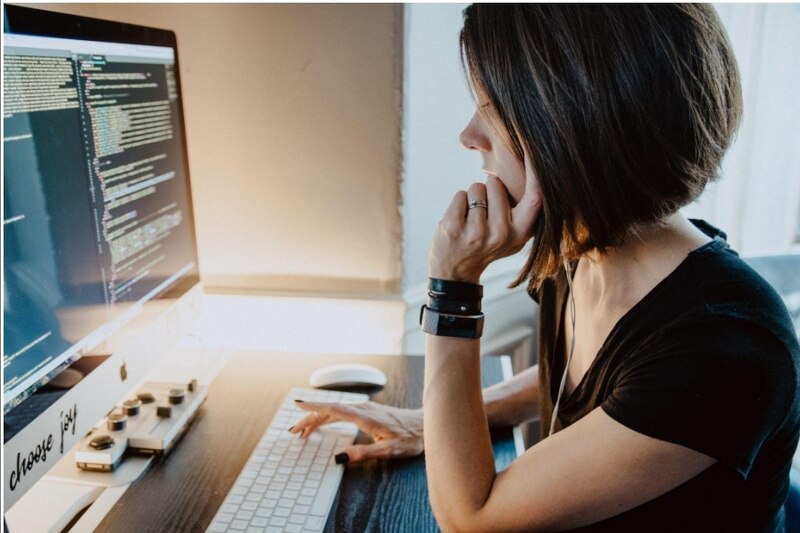 Mujer joven usando una computadora