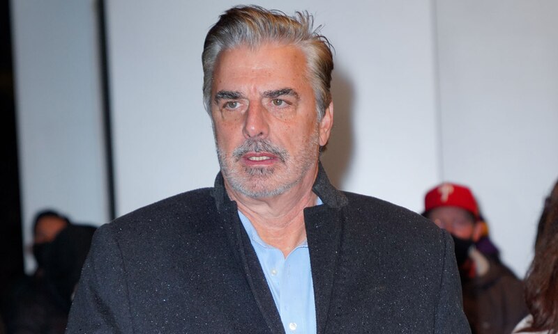 El actor Alec Baldwin llega a la alfombra roja de un evento.