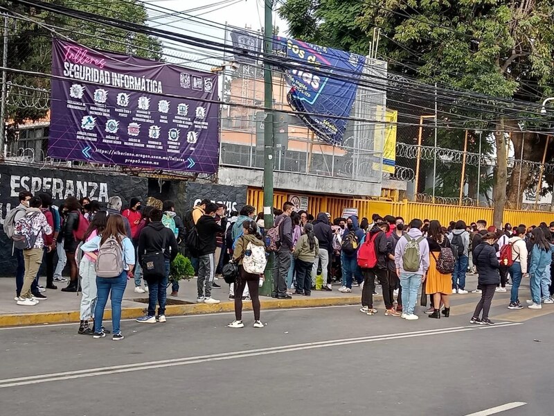 Estudiantes haciendo fila para entrar a la escuela