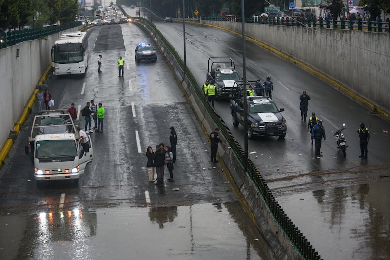 Debido a las fuertes lluvias que se registraron en el Valle de Toluca algunas zonas resultaron afectadas, como el paso a desnivel de Paseo Tollocan en su cruce con Paseo Colón, quedando atrapados dos  vehículos por el nivel que alcanzó el agua.