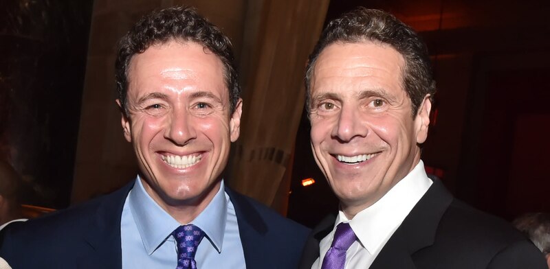 El gobernador Andrew Cuomo y el alcalde Bill de Blasio sonríen juntos en una recepción.