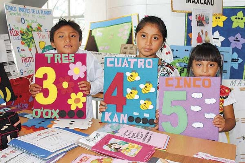 Niños indígenas mexicanos aprendiendo los números en español