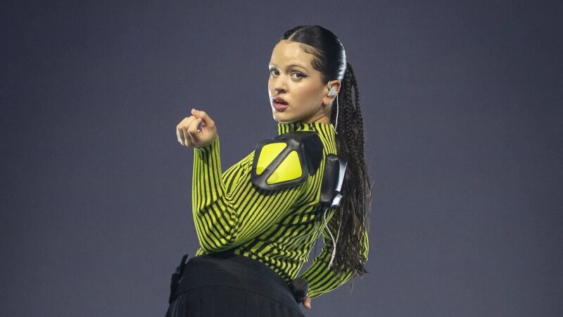 Rosalía, la estrella del pop español, actúa en concierto.