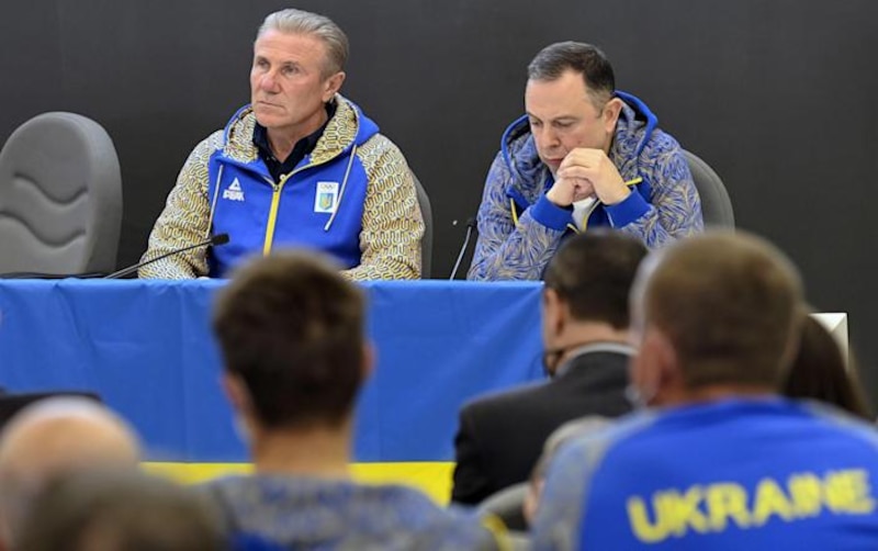El presidente de Ucrania, Volodymyr Zelenskyy, y el alcalde de Kiev, Vitali Klitschko, asisten a una reunión en Kiev.