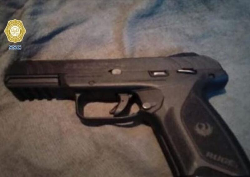 La policía incauta una pistola en un operativo antidrogas