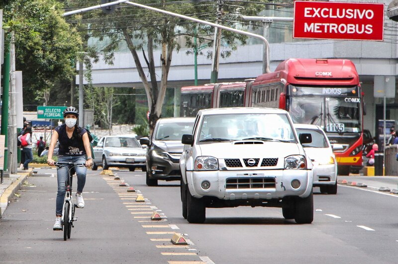 Conversión de movilidad aplicada en Insurgentes, con carriles para ciclistas, automovilistas y Mestrobús.