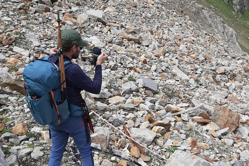 Excursionista grabando un vídeo en la montaña