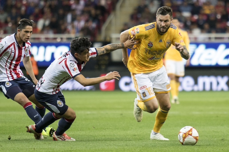 Jugador de fútbol esquivando a un rival