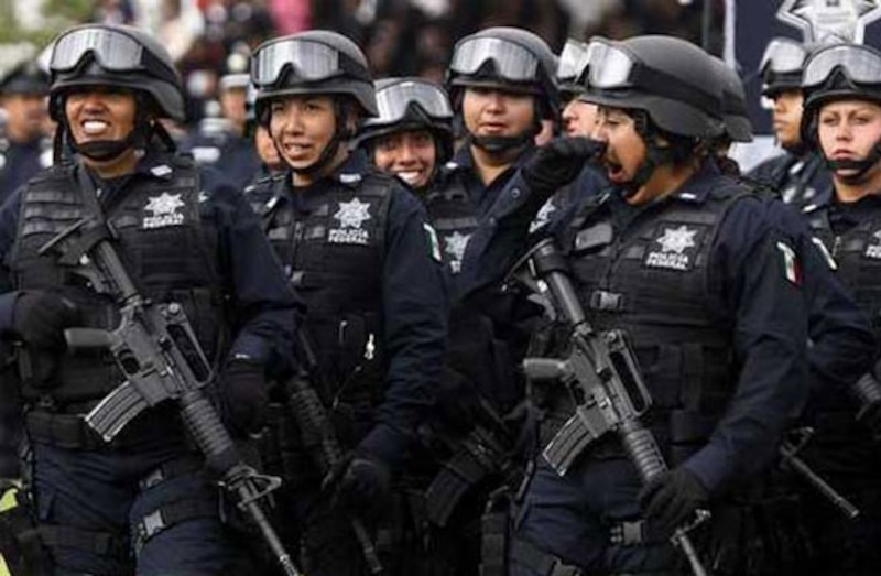 Policías mexicanas marchan en un desfile.