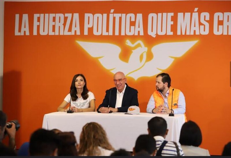 Líderes políticos en una conferencia de prensa.