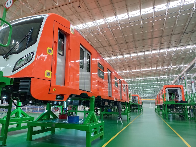 Tren en construcción