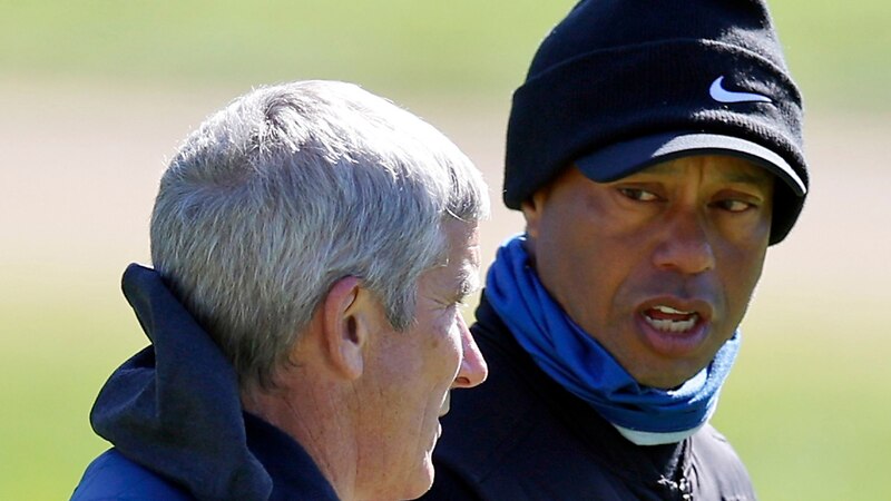 Tiger Woods y su entrenador Butch Harmon hablan durante una ronda de práctica en el Genesis Invitational en el Riviera Country Club el 16 de febrero de 2023 en Pacific Palisades, California.