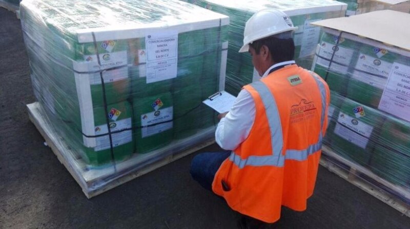 Un trabajador revisa un cargamento de mercancías en el puerto de Cartagena