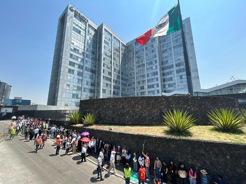Multitud de personas esperando para entrar al Estadio Azteca