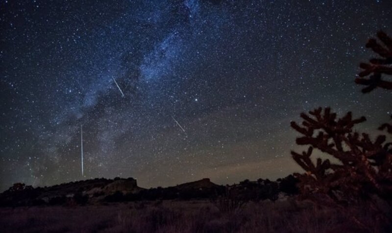 Lluvia de estrellas sobre el desierto
