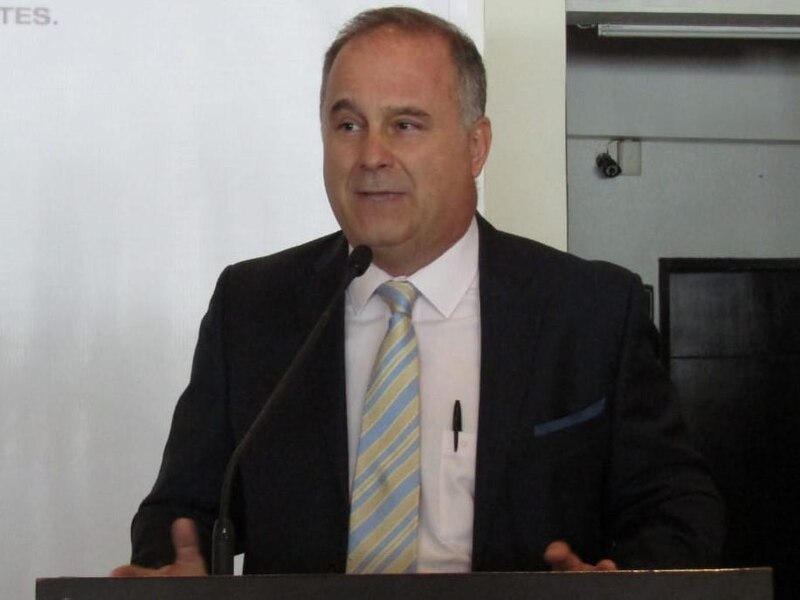 El presidente de la empresa da un discurso en la inauguración de la nueva fábrica