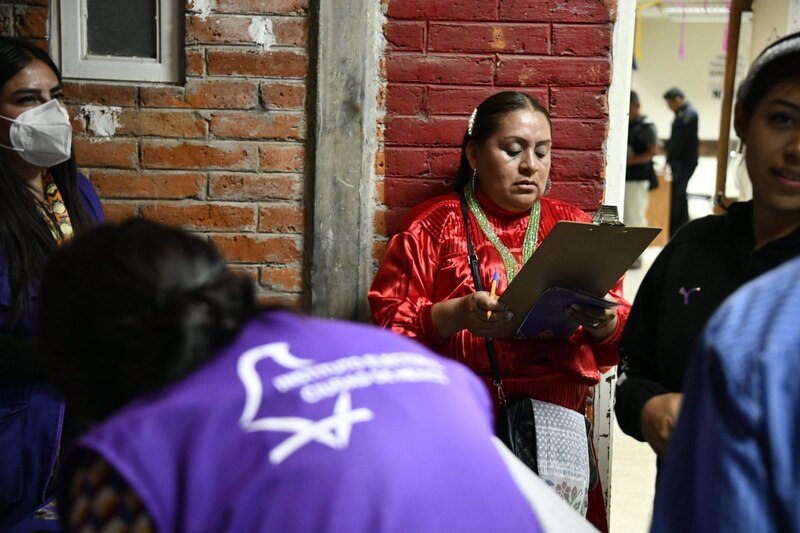 Mujer indígena en una fila para votar