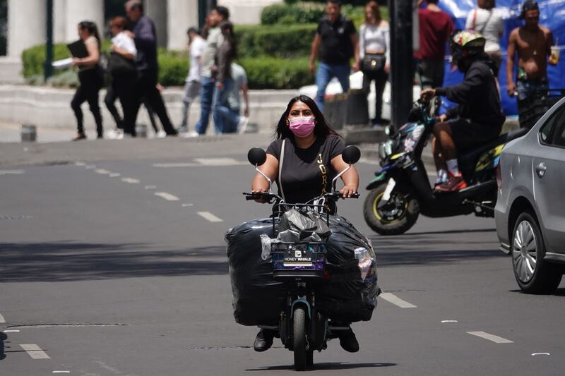 El Congreso de la Ciudad de México aprobó por unanimidad las reformas a la Ley de Movilidad para regular el uso de vehículos motorizados eléctricos personales (Vemepe) que alcanzan velocidades superiores a los 25 kilómetros por hora como motocicletas y monopatines. Las y los usuarios de este tipo de vehículos tendrán que tramitar una licencia registrar sus unidades y respetar las disposiciones previstas en los reglamentos de la Ley y el de Tránsito.