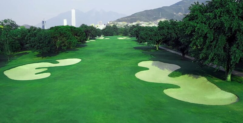Campo de golf con vista a la ciudad