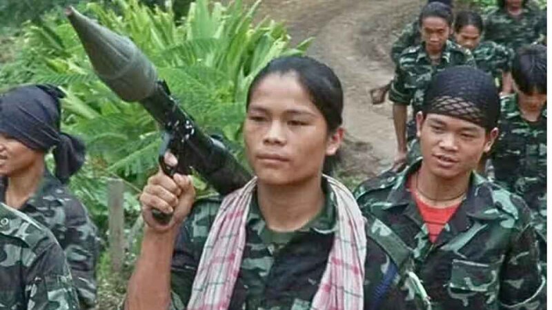 Mujer soldado con lanzacohetes