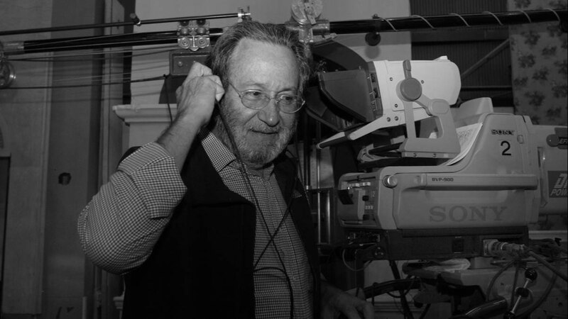 Un camarógrafo trabajando en una producción de cine o televisión