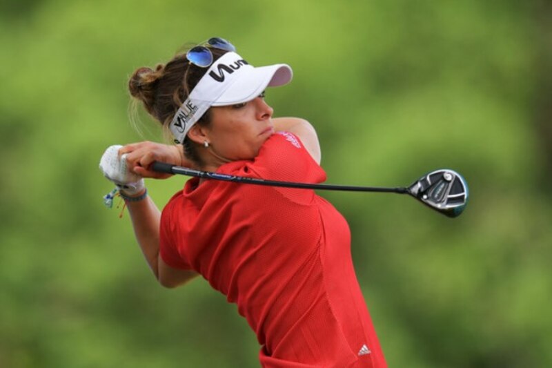 La golfista profesional española Carlota Ciganda en acción durante un torneo de golf.