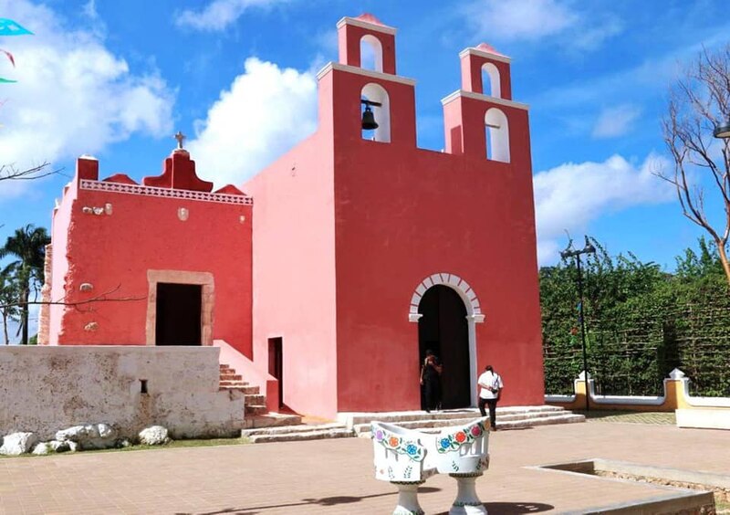 Iglesia de San Miguel Arcángel, construida en el siglo XVII en la ciudad de Campeche, México.