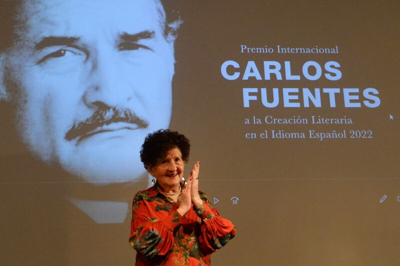 La escritora Elena Poniatowska recibe el Premio Internacional Carlos Fuentes