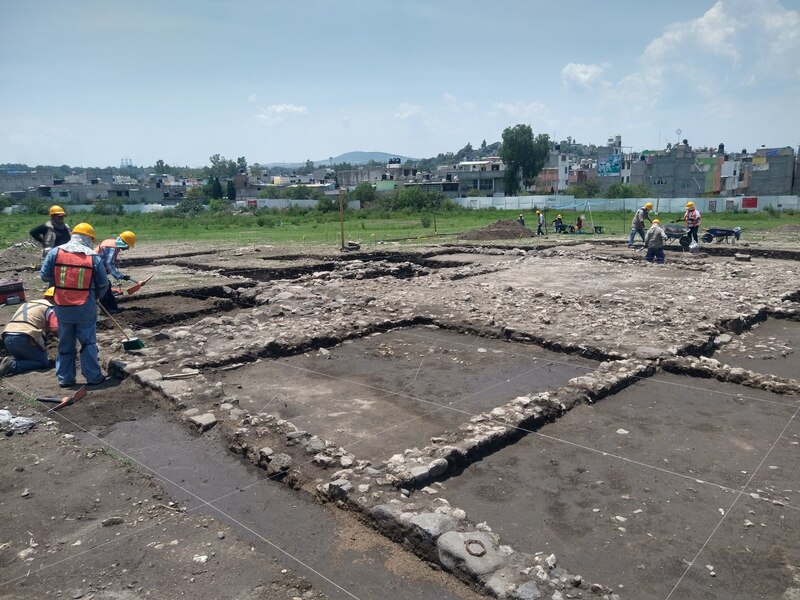 Un equipo de arqueólogos trabaja en un sitio arqueológico.