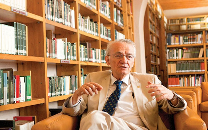 El escritor Mario Vargas Llosa en una biblioteca