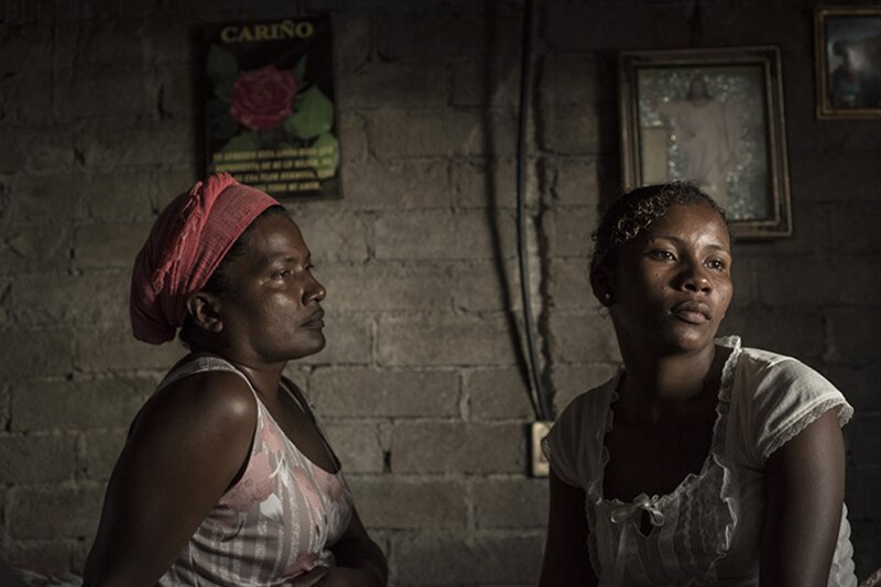 Dos mujeres venezolanas en una casa pobre