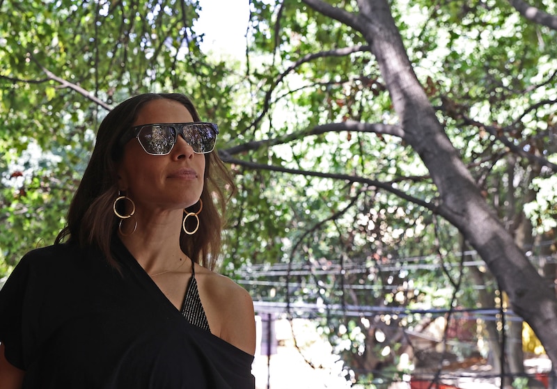 Mujer joven con gafas de sol