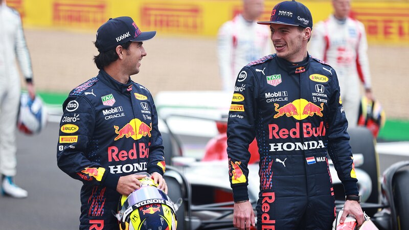 Sergio Pérez y Max Verstappen, de Red Bull, celebran la victoria en el Gran Premio de Mónaco de 2022.