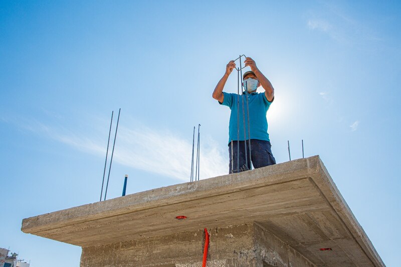 Un albañil trabaja en la construcción de un edificio
